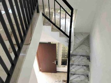 dijual rumah baru 2 lantai lokasi Medokan sawah timur Rungkut surabaya