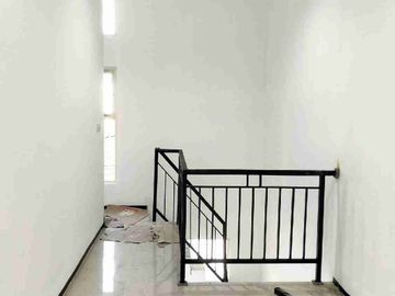 dijual rumah baru 2 lantai lokasi Medokan sawah timur Rungkut surabaya