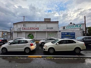local en esquina con estacionamiento.