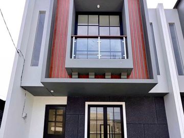 SIAP HUNI HANYA 3 MENIT KE TOL GUNUNGSARI!! RUMAH 2 LANTAI DI PERUMAHAN GUNUNGSARI INDAH SURABAYA