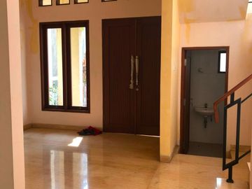 Rumah 2 Lantai di Cilandak Barat Jakarta Selatan. Dalam Komplek dan SHM