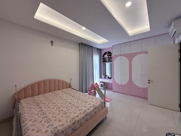 Rumah Semi Furnished Lebar 12 Cluster Menteng Village Gading Serpong