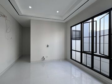 FORSALE RUMAH 3 LANTAI GRAHA FAMILY NEW GRESS AMERICAN STYLE SURABAYA KOTA TKD 23