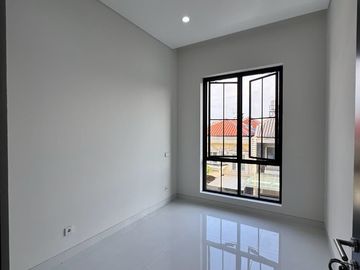 FORSALE RUMAH 3 LANTAI GRAHA FAMILY NEW GRESS AMERICAN STYLE SURABAYA KOTA TKD 23