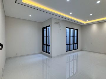 FORSALE RUMAH 3 LANTAI GRAHA FAMILY NEW GRESS AMERICAN STYLE SURABAYA KOTA TKD 23