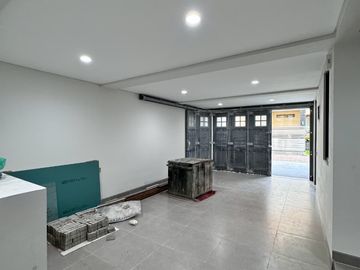 FORSALE RUMAH 3 LANTAI GRAHA FAMILY NEW GRESS AMERICAN STYLE SURABAYA KOTA TKD 23