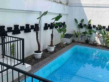 Rumah 2 lantai dengan kolam renang pribadi di dalam komplek megapolitan cinere