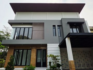 Rumah Hook Bangunan Baru di Foresta BSD samping Taman