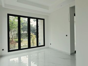Rumah Hook Bangunan Baru di Foresta BSD samping Taman
