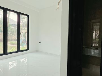 Rumah Hook Bangunan Baru di Foresta BSD samping Taman