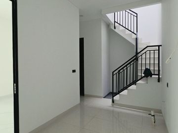 Rumah Hook Bangunan Baru di Foresta BSD samping Taman
