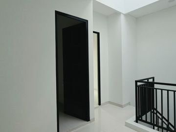 Rumah Hook Bangunan Baru di Foresta BSD samping Taman