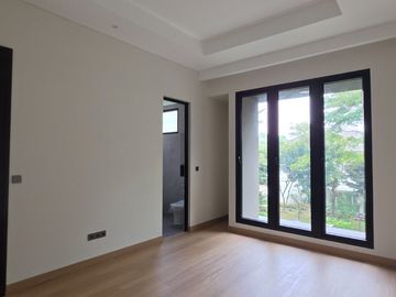 Rumah Hook Bangunan Baru di Foresta BSD samping Taman