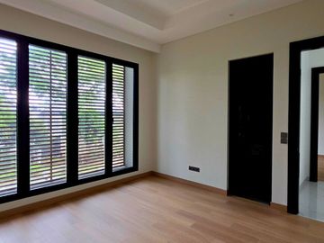 Rumah Hook Bangunan Baru di Foresta BSD samping Taman