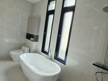 Rumah Hook Bangunan Baru di Foresta BSD samping Taman