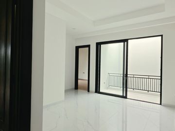 Rumah Hook Bangunan Baru di Foresta BSD samping Taman