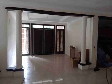 Rumah di Pondok Indah. 2,5 Lantai
