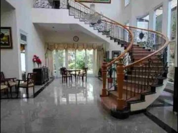 rumah mewah murah 2 lt tanah luas 360 jalan sangat lebar kondisi bagus di araya blok golf siap huni