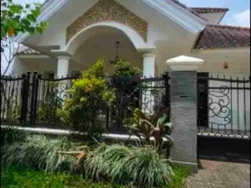 rumah mewah murah 2 lt tanah luas 360 jalan sangat lebar kondisi bagus di araya blok golf siap huni