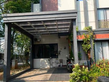Rumah Hoek Green Serpong Bintaro Halaman Belakang Luas. Pemilik BU, bis Take over KPR