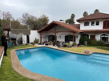 GRAN CASA EN SAN CARLOS DE APOQUINDO