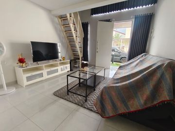 Disewakan Rumah Nyaman Idaman Semi Furnish di Paramont Petals Curug