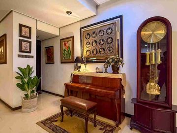 Rumah Klasik Elegan Bernuansa