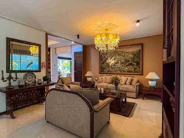 Rumah Klasik Elegan Bernuansa