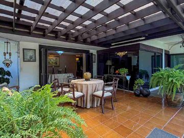 Rumah Klasik Elegan Bernuansa