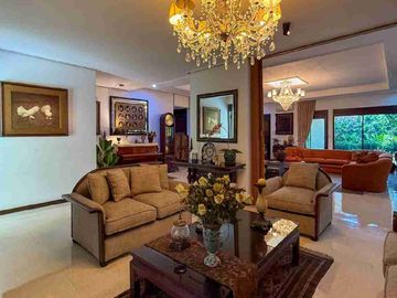 Rumah Klasik Elegan Bernuansa