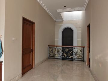 Dijual Rumah Mewah Full Furnished di Daan Mogot Baru Jakarta Barat Harga 13 M Nego (013)