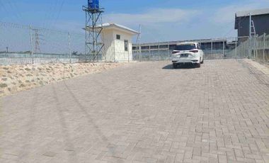 Disewakan,  Lahan luas sudah paving block di dalam kawasan mandiri. Di daerah Bekasi.