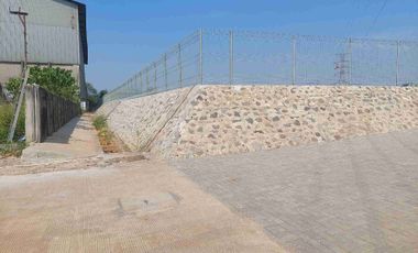 Disewakan,  Lahan luas sudah paving block di dalam kawasan mandiri. Di daerah Bekasi.