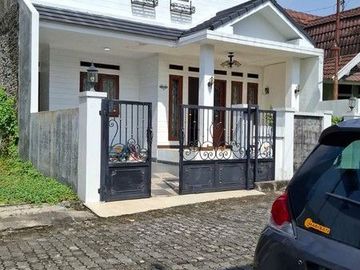 Dijual Rumah Semi Furnish di Perum Griya Perwita Wisata, Ngaglik Sleman