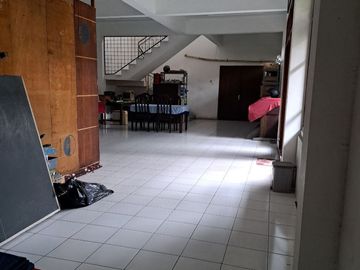Rumah +Kos2 an Super Strategis   Jl Ry Kutisari Selatan  Row jalan bisa 4 mobil