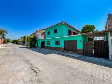 CASA CON LOCAL COMERCIAL Y 2 DEPARTAMENTOS INDEPENDIENTES