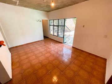 CASA CON LOCAL COMERCIAL Y 2 DEPARTAMENTOS INDEPENDIENTES