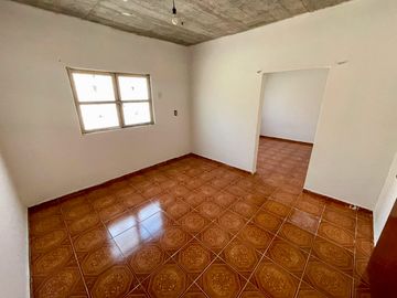 CASA CON LOCAL COMERCIAL Y 2 DEPARTAMENTOS INDEPENDIENTES