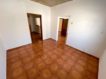 CASA CON LOCAL COMERCIAL Y 2 DEPARTAMENTOS INDEPENDIENTES