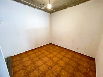 CASA CON LOCAL COMERCIAL Y 2 DEPARTAMENTOS INDEPENDIENTES