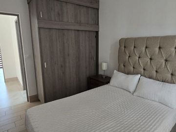 RENTO CASA AMUEBLADA EN LOMBARDIA AL NORTE DE LA CD DE LEÓN GTO.