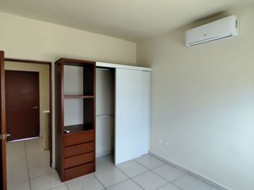Casa en Venta en Long Island | 3 Recámaras | Alberca y Doble Seguridad | $3,450,000