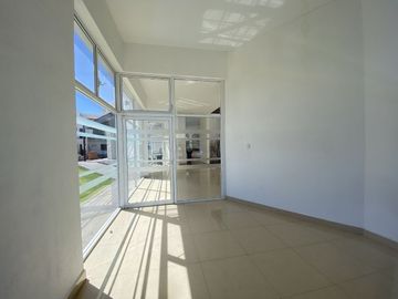 CASA AMUEBLADA EN RENTA EN ZIBATÁ CON 4 RECÁMARAS Y ROOF GARDEN, Qro.