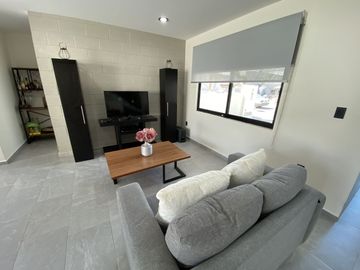CASA AMUEBLADA EN RENTA EN ZIBATÁ CON 4 RECÁMARAS Y ROOF GARDEN, Qro.
