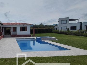 Casa campestre en venta en Santagueda, Palestina (Caldas) - piscina y jacuzzi