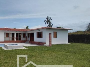 Casa campestre en venta en Santagueda, Palestina (Caldas) - piscina y jacuzzi