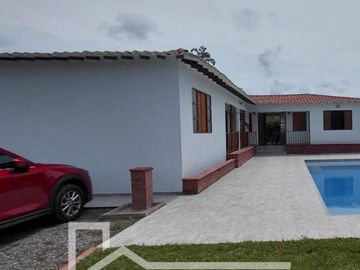 Casa campestre en venta en Santagueda, Palestina (Caldas) - piscina y jacuzzi