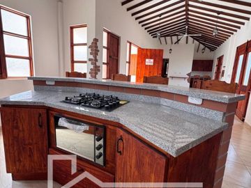 Casa campestre en venta en Santagueda, Palestina (Caldas) - piscina y jacuzzi