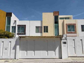 VENTA DE CASA ATRÁS DE PASEO DESTINO