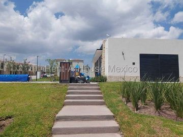 Capital sur rento casa  de 2 recamaras 2 baños 2 autos bonitas amenidades